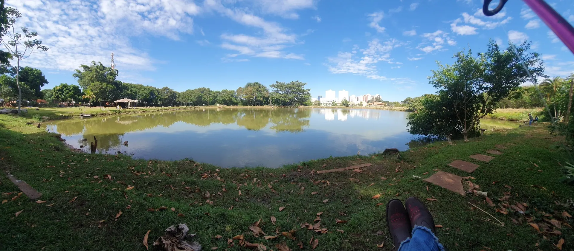 Lago do Pesqueiro do Parque em Campo Grande/MS com céu refletido na água e vegetação nativa